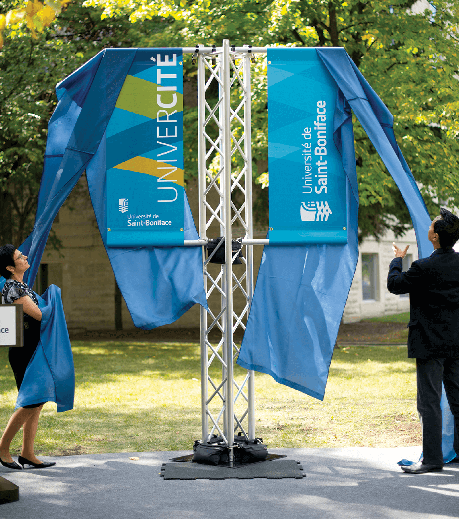 Pop-up banner for Réseau Compassion Network with the slogan 'Make a difference!' and a smiling woman forming a heart shape with her hands.